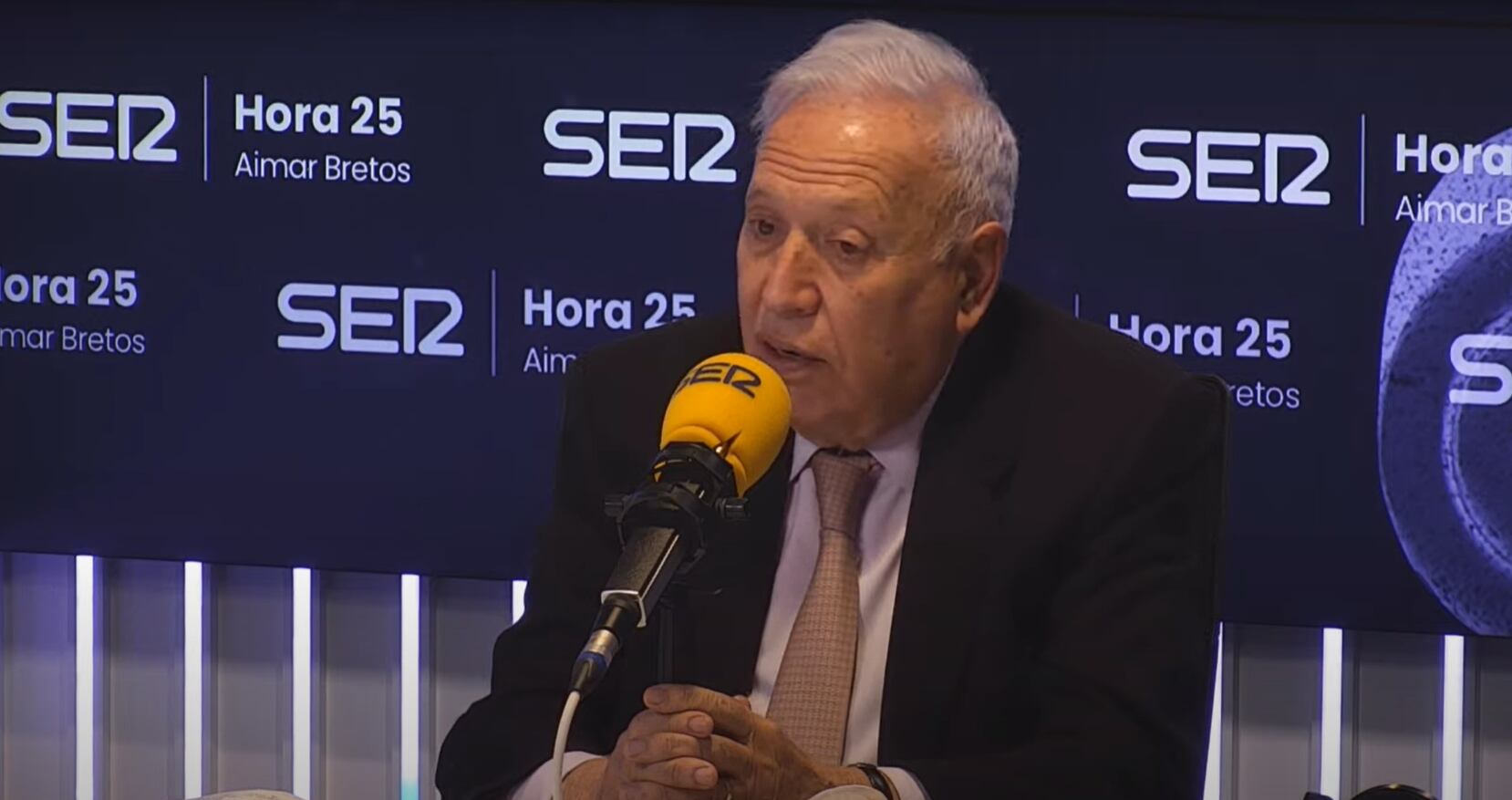 José Manuel García Margallo en el estudio de la Cadena SER