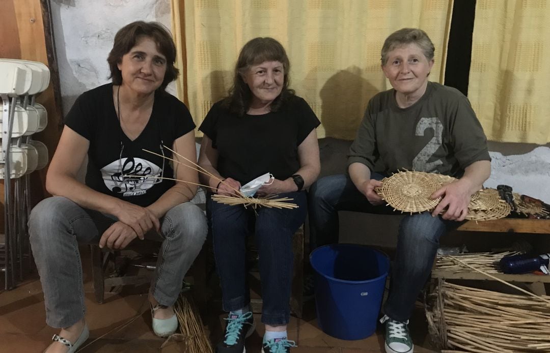 Pilar Gómez, Hortensia Checa y Maribel Checa en su taller de artesanía del mimbre en Cañizares.