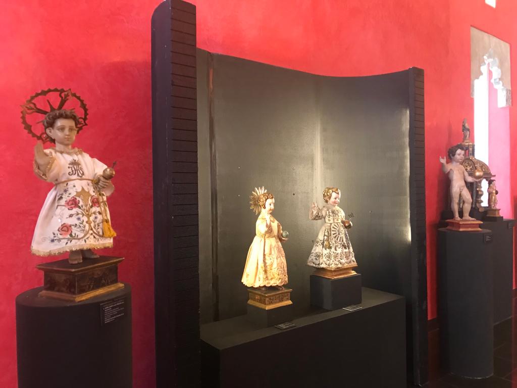 Figuras del niño Jesús en la exposición &quot;Un mozardet como un sol&quot;