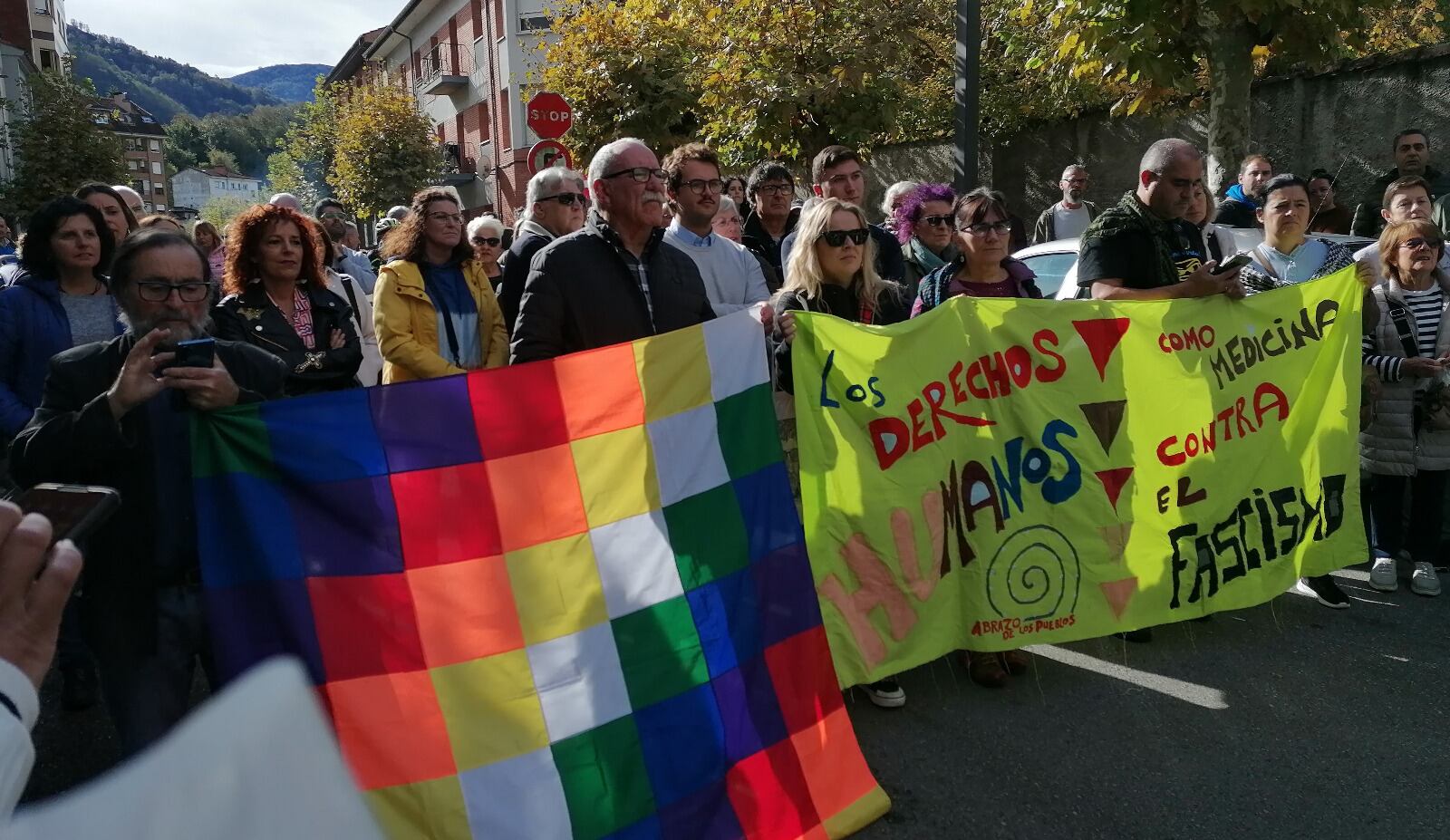 Un momento de la concentración anti racista en las calles de Sotrondio.