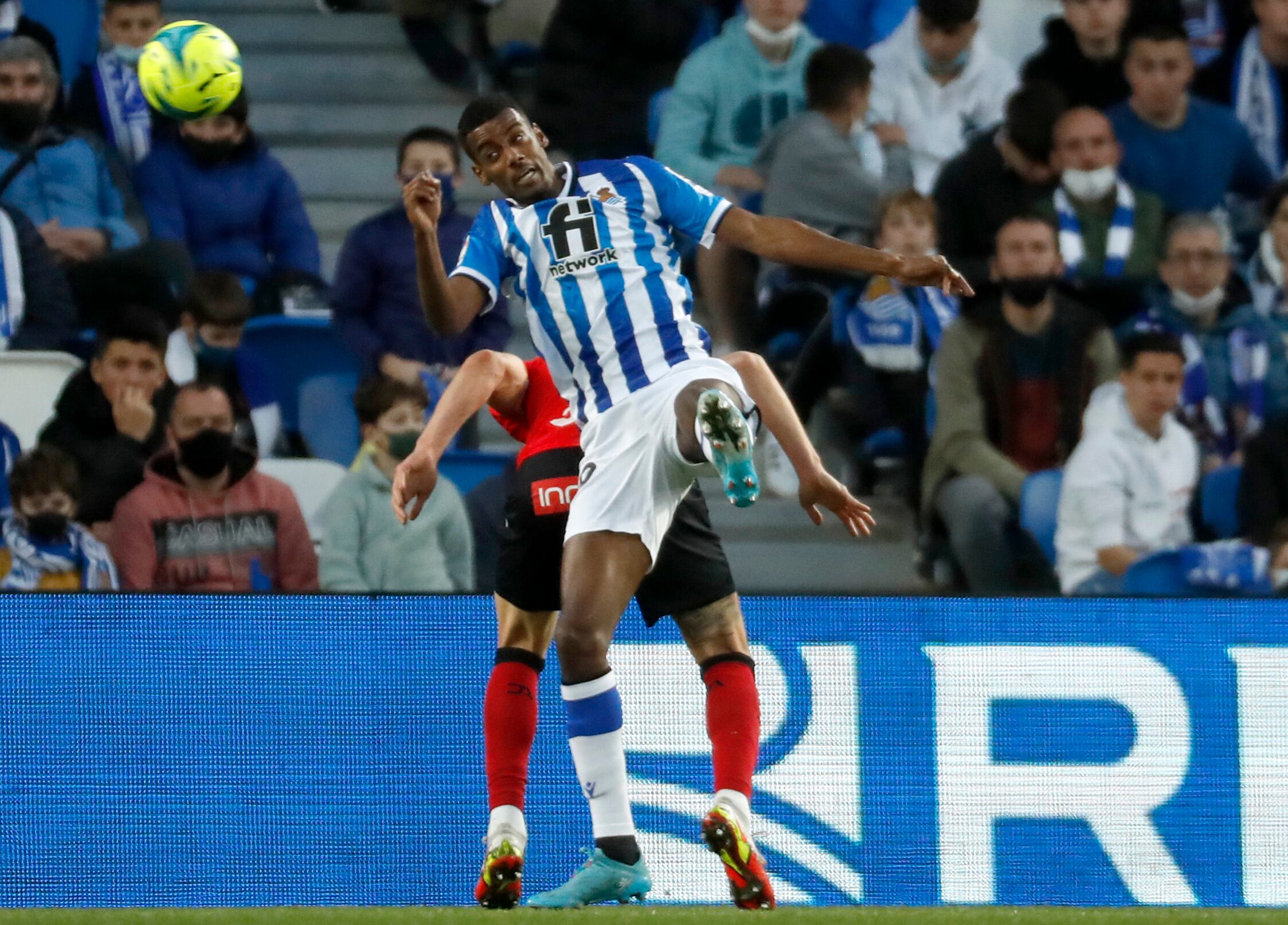 SAN SEBASTIÁN, 13/03/2022.- El delantero sueco de la Real Sociedad, Alexander Isak (d), intenta rematar el balón ante el defensor del Alavés durante el encuentro correspondiente a la jornada 28 de primera división disputado hoy Domingo en el Reale Arena de San Sebastián. EFE / Javier Etxezarreta.
