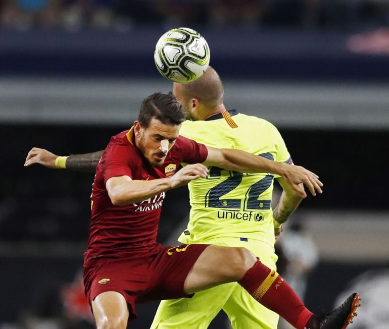 Aleix Vidal salta por un balón con Florenzi en un partido de la pretemporada