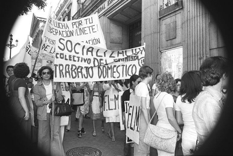 Numerosas militantes de grupos feministas se manifestaron ante el palacio de las Cortes, momentos antes de iniciarse las sesiones de constitución de las Cámaras del Congreso y Senado, en demanda del aborto libre y gratuito, así como de la liberalización d