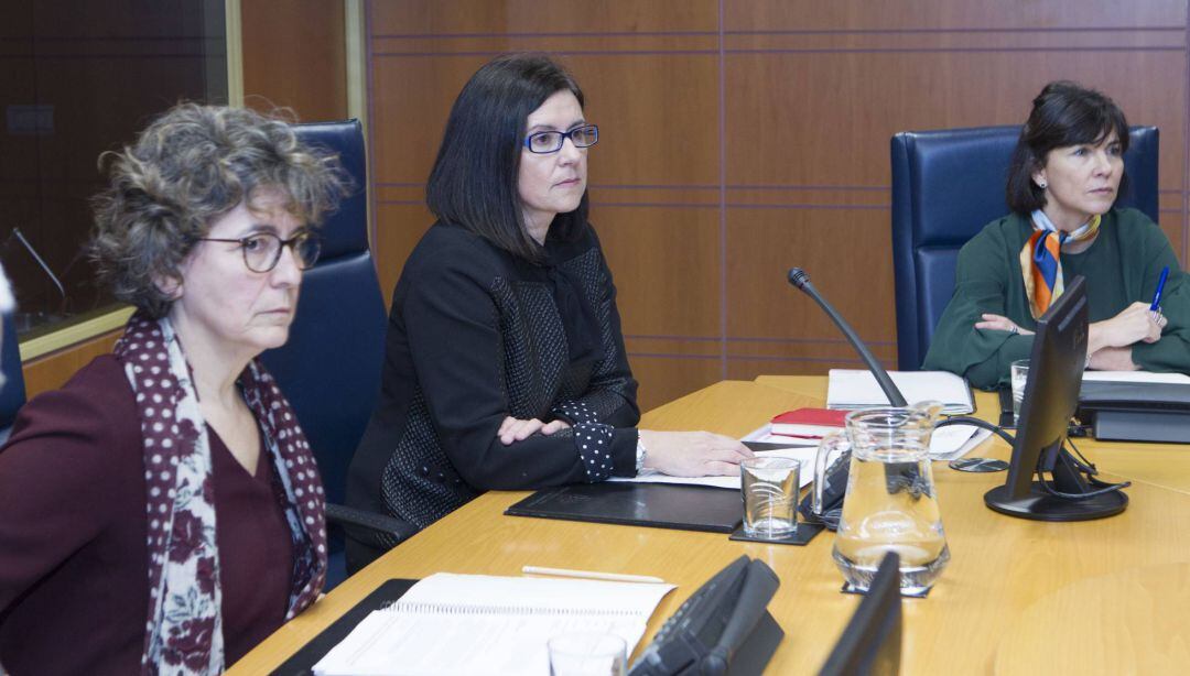  En el centro, Izaskun Landaida, directora de Emakunde.