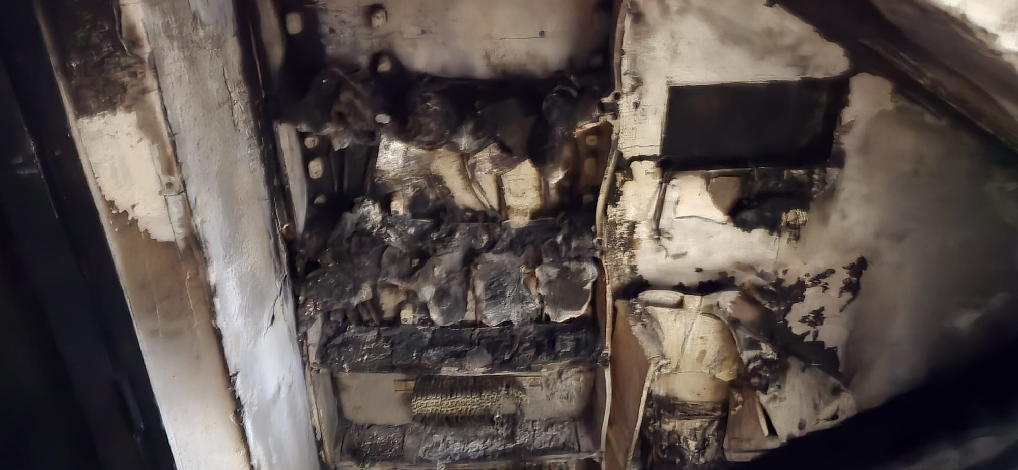 Caja eléctrica incendiada.