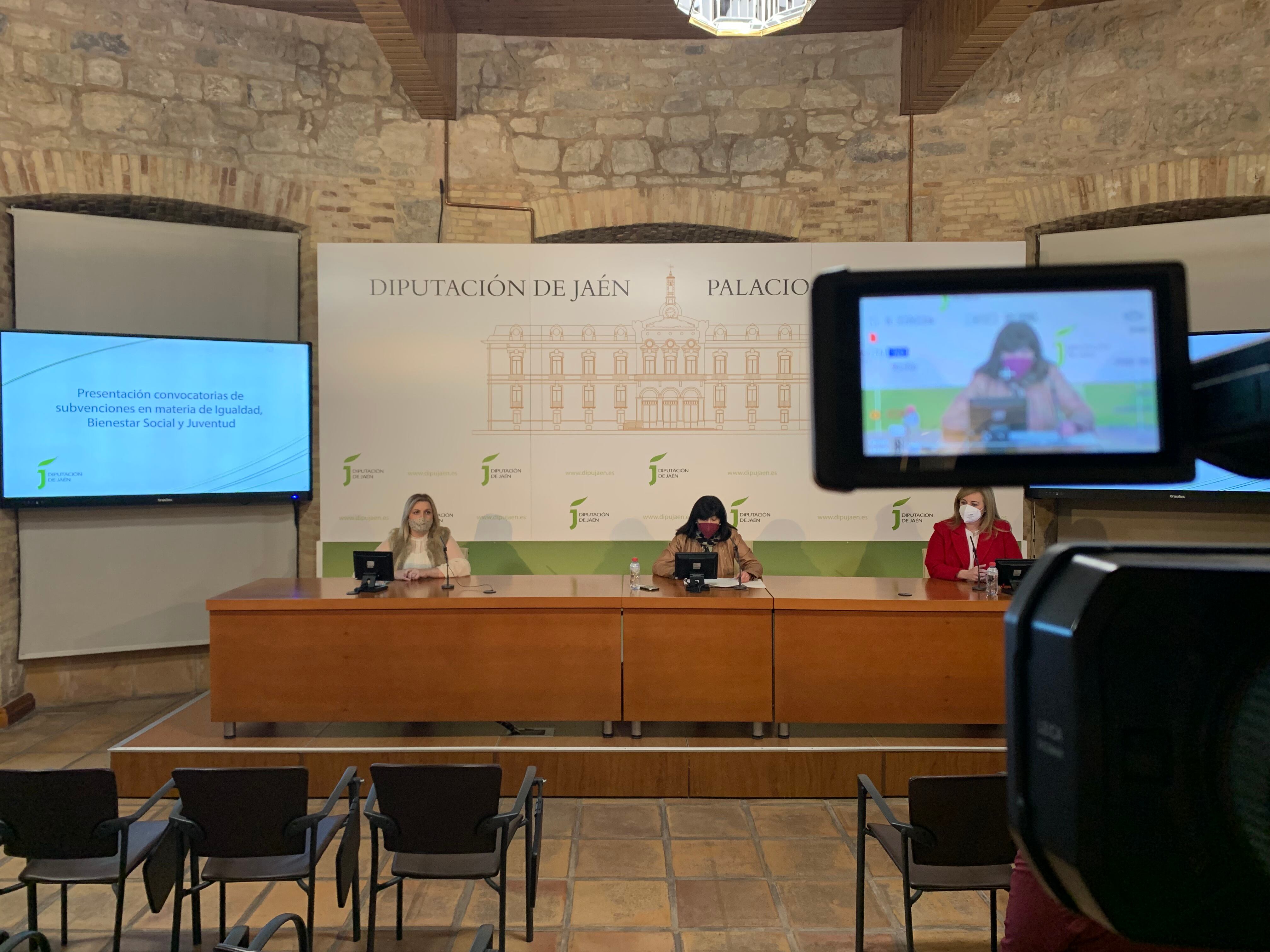 La diputada de Igualdad, Bienestar Social y Juventud de la Diputación de Jaén, Francisca Medina (centro), durante la presentación de las ayudas de su área.