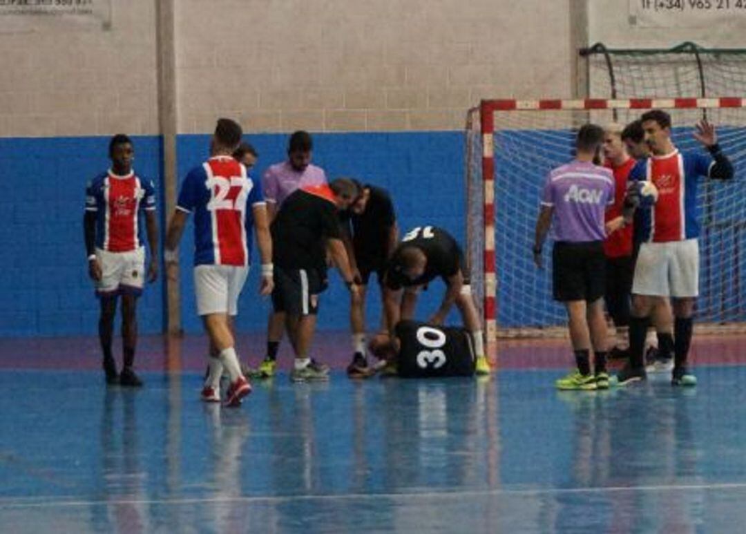 Momento de la lesión de José Vara en el pabellón del colegio San Agustín de Alicante