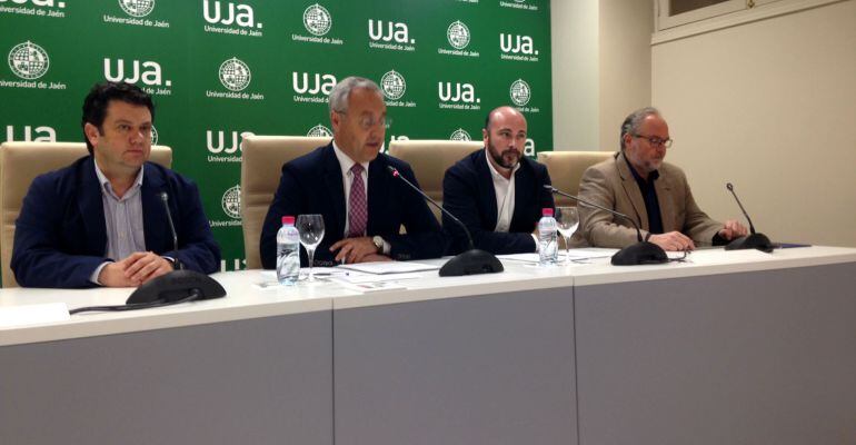 El vicerrector de Inserción Laboral de la UJA, Juan Ramón Lanzas (segundo por la izquierda), y el diputado de Empleo, Manuel Hueso (a su izquierda), junto a otras autoridades.