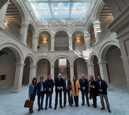 Autoridades de La Junta y el Ayuntamiento de Linares en el Palacio Consistorial