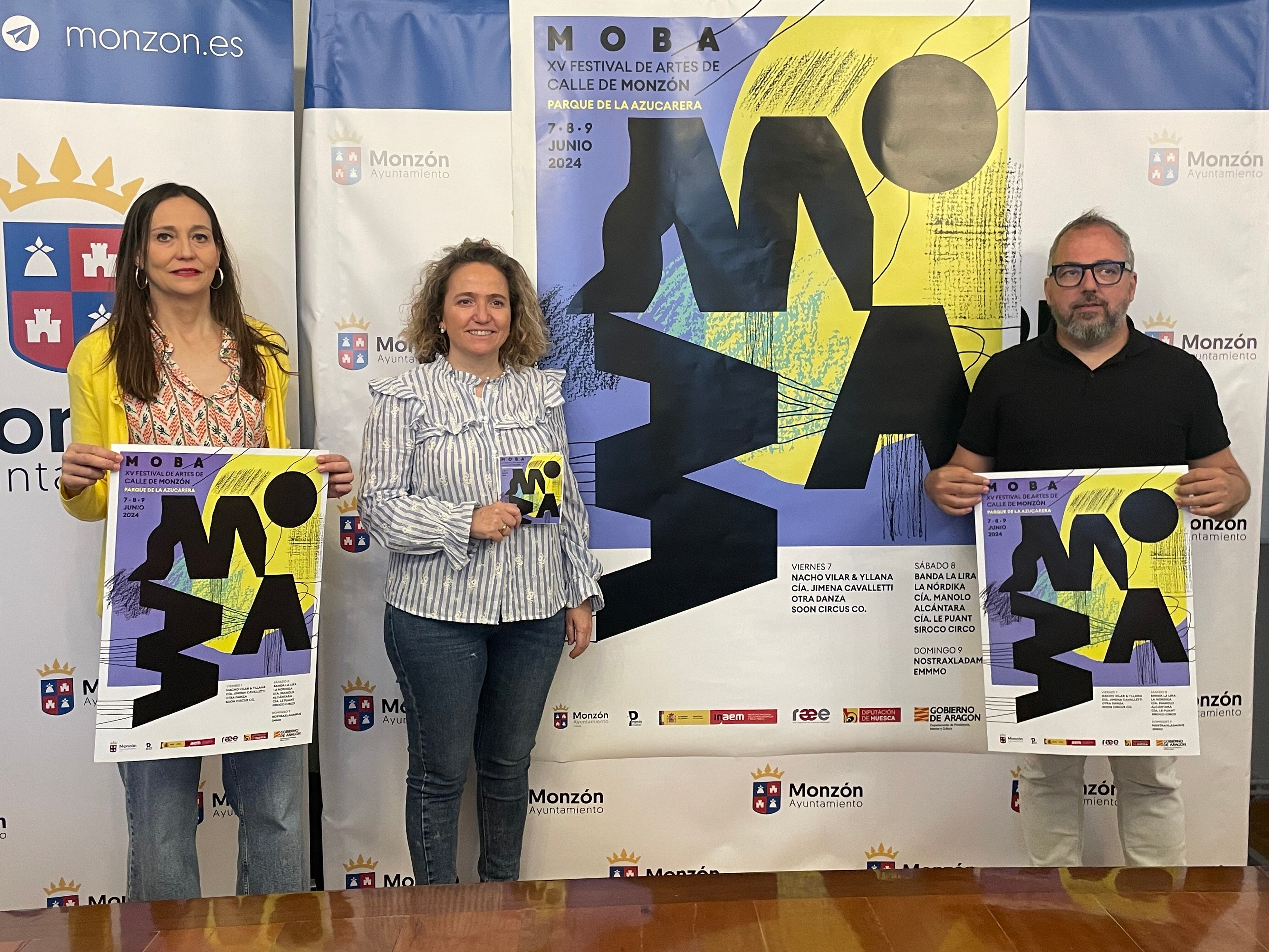 Elena Franco, Marta Montaner y Toño Monzón en la presentación de Moba. Foto: Ayuntamiento de Monzón