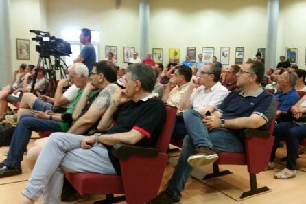 Los socios escuchan la intervención de Didia Liedo