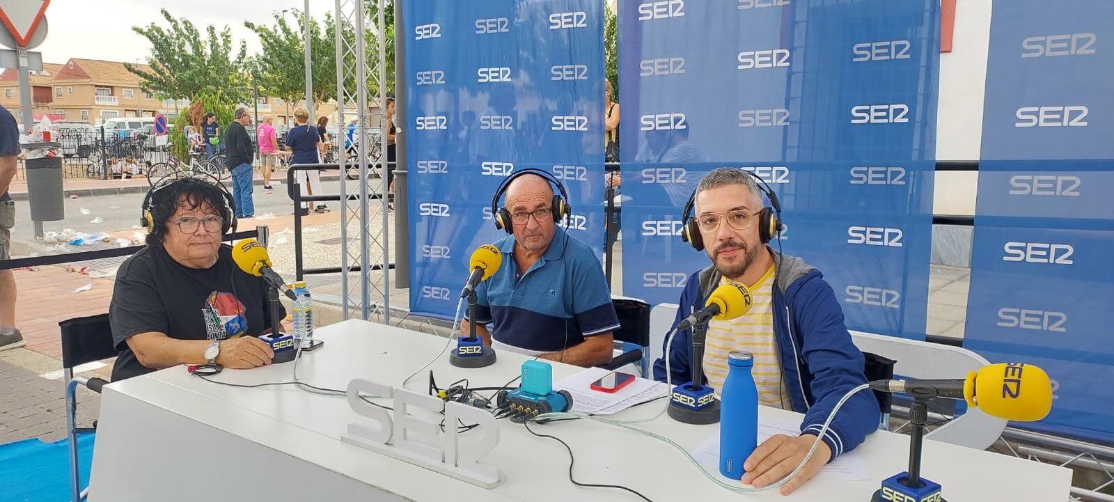 Mari Cruz Navarro y Manuel González, miembros de la Asociación de Amigos de la Música y las Tradiciones, organizadores de la cabeza del Bando de la Huerta, también han pasado por el programa