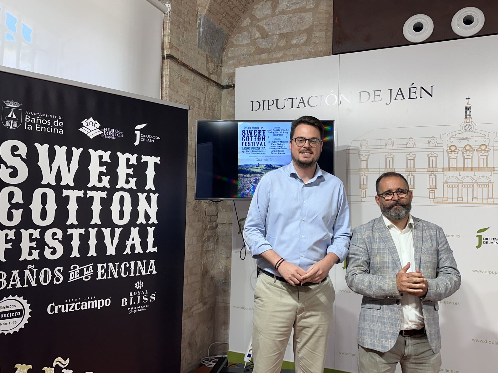 El diputado de Promoción y Turismo, Francisco Javier Lozano, y el alcalde de Baños de la Encina Antonio Lasheras.