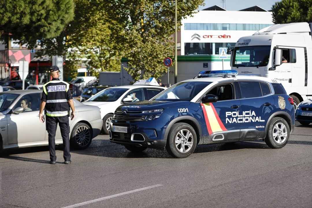 Un agente de la Policía Nacional habla con un conductor durante un control policial en una calle de Móstoles, Madrid