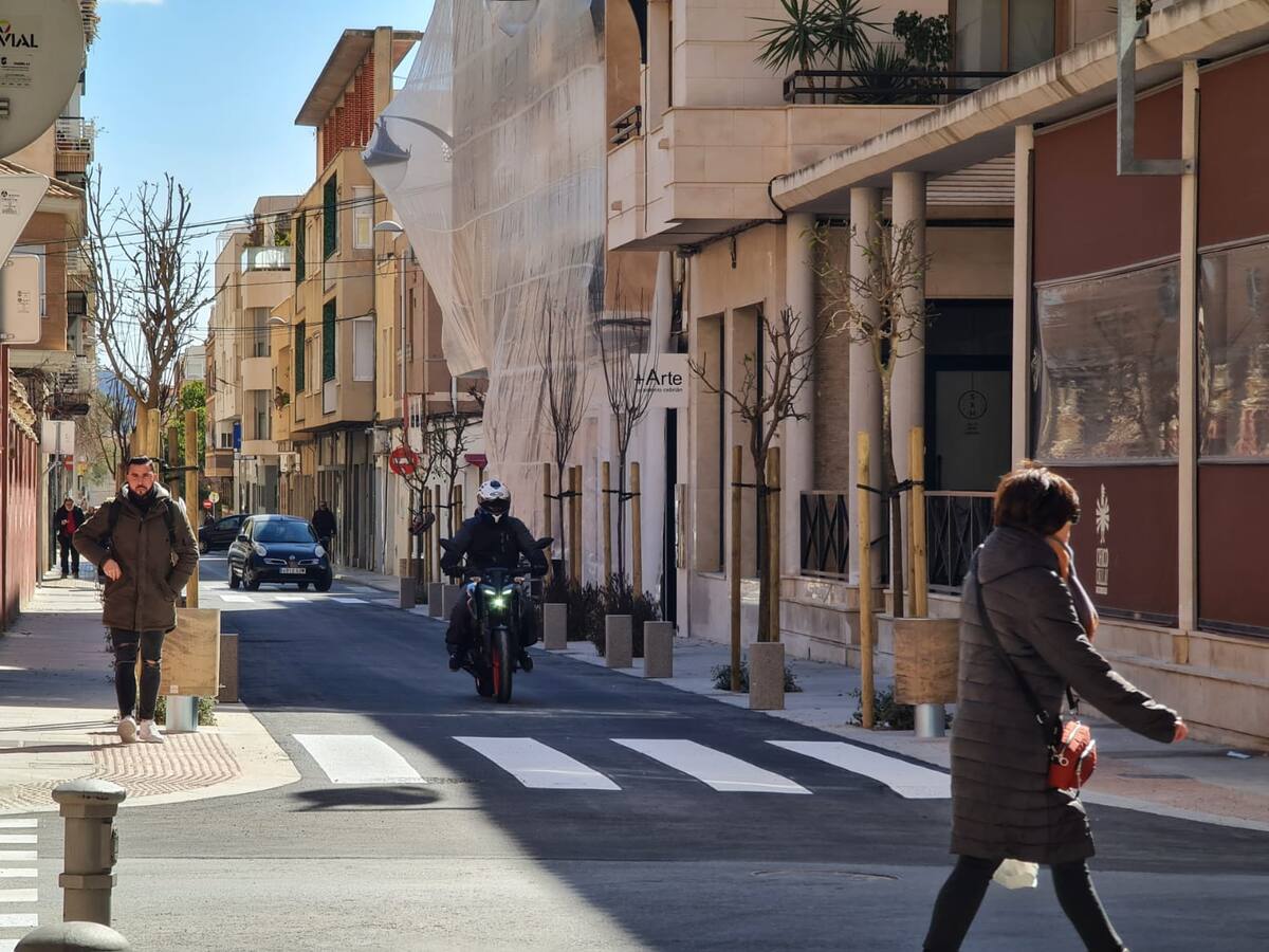 La calle Ramón Gorgé de Elda se reabre al tráfico