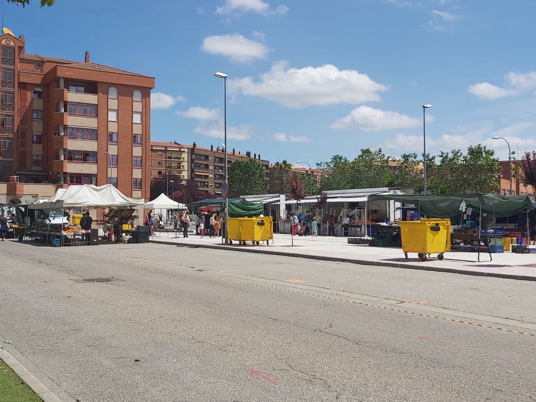 Los pocos puestos situados en la Plaza de la Hispanidad tenían separación entre ellos