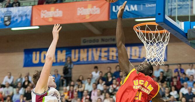 Tibor Pleiss, bien defendido por los pívots de Ucam Murcia