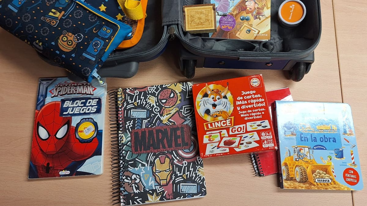 Un vecino de Arroyo de la Encomienda entrega a la Policía Local una maleta llena de juegos infantiles que alguien olvidó en un garaje