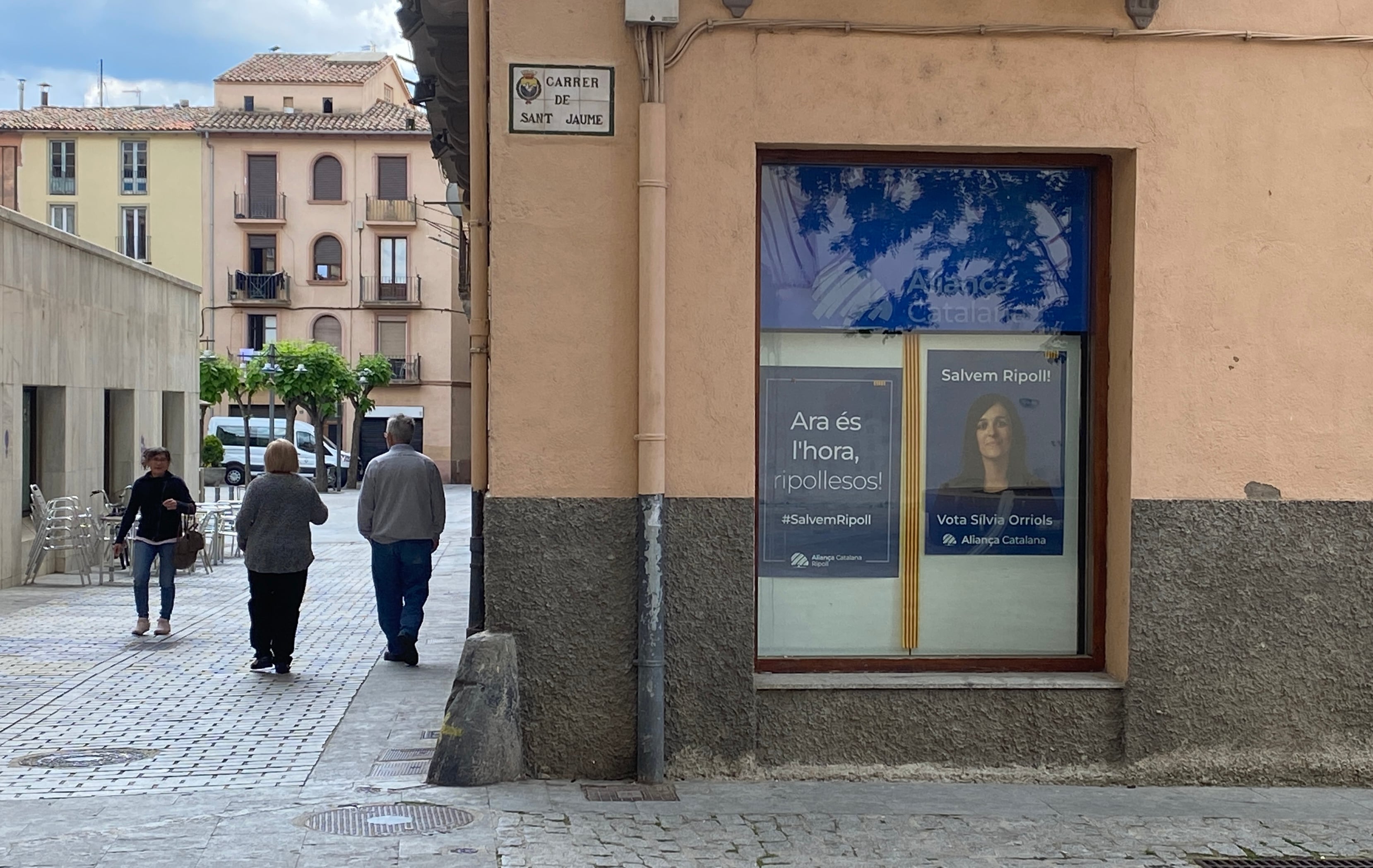 Sede de Aliança Catalana en Ripoll, con el cartel electoral de Sílvia Orriols.