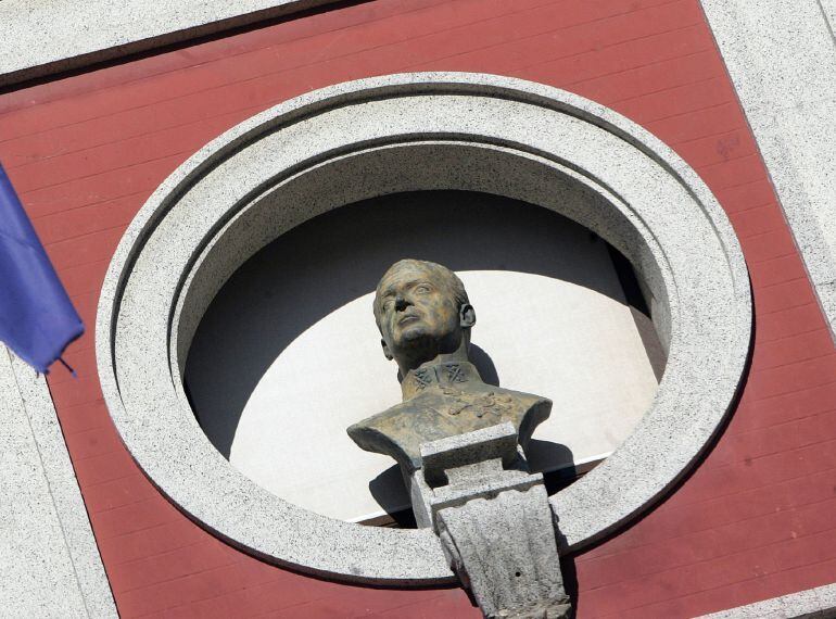 Vista del busto del rey emérito Juan Carlos I situado en la parte central de la fachada del Ayuntamiento de la plaza de Armas de Ferrol