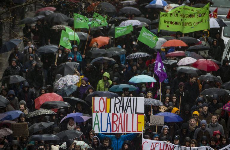 Numerosas personas participan en una manifestación en París contra la reforma laboral de Valls