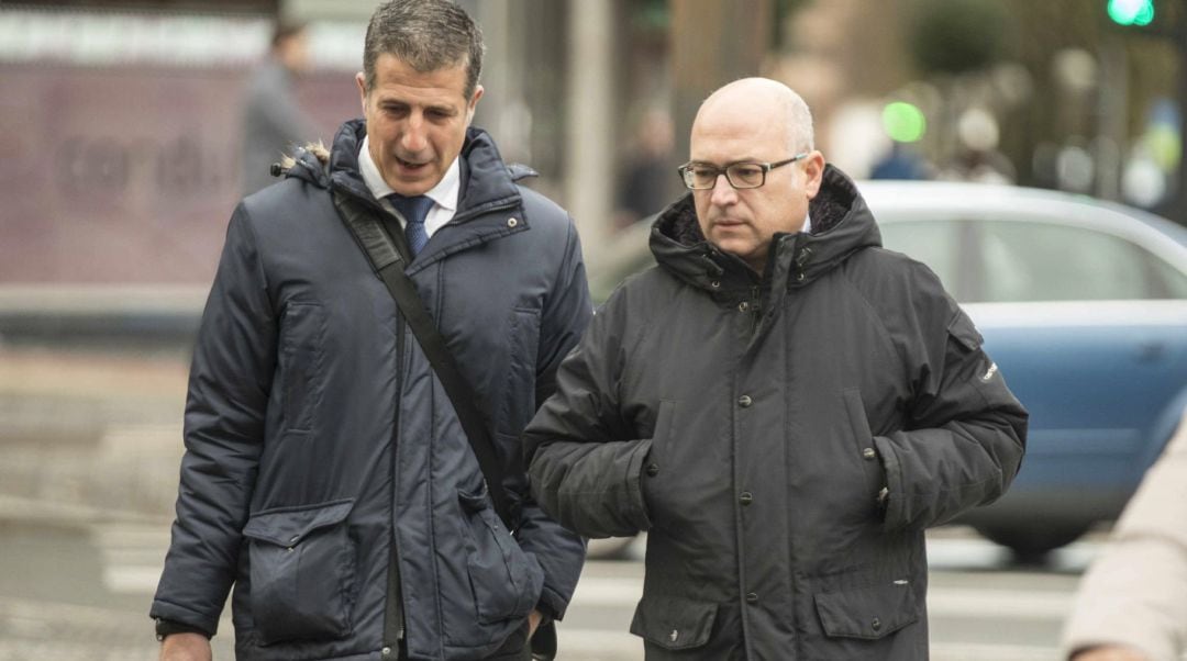 Alfredo de Miguel (d),  y su abogado, Gonzalo Susaeta, a su llegada al Palacio de Justicia de Vitoria