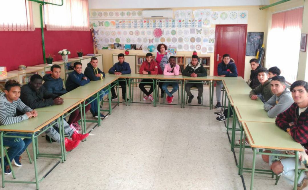 La profesora Juliana, junto a sus alumnos, una quincena de menores extranjeros no acompañados, en Córdoba. 