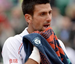 El tenista serbio Novak Djokovic durante el partido contra el francés Jo-Wilfried Tsonga, correspondiente a los cuartos de final del Torneo Roland Garros, en París, Francia