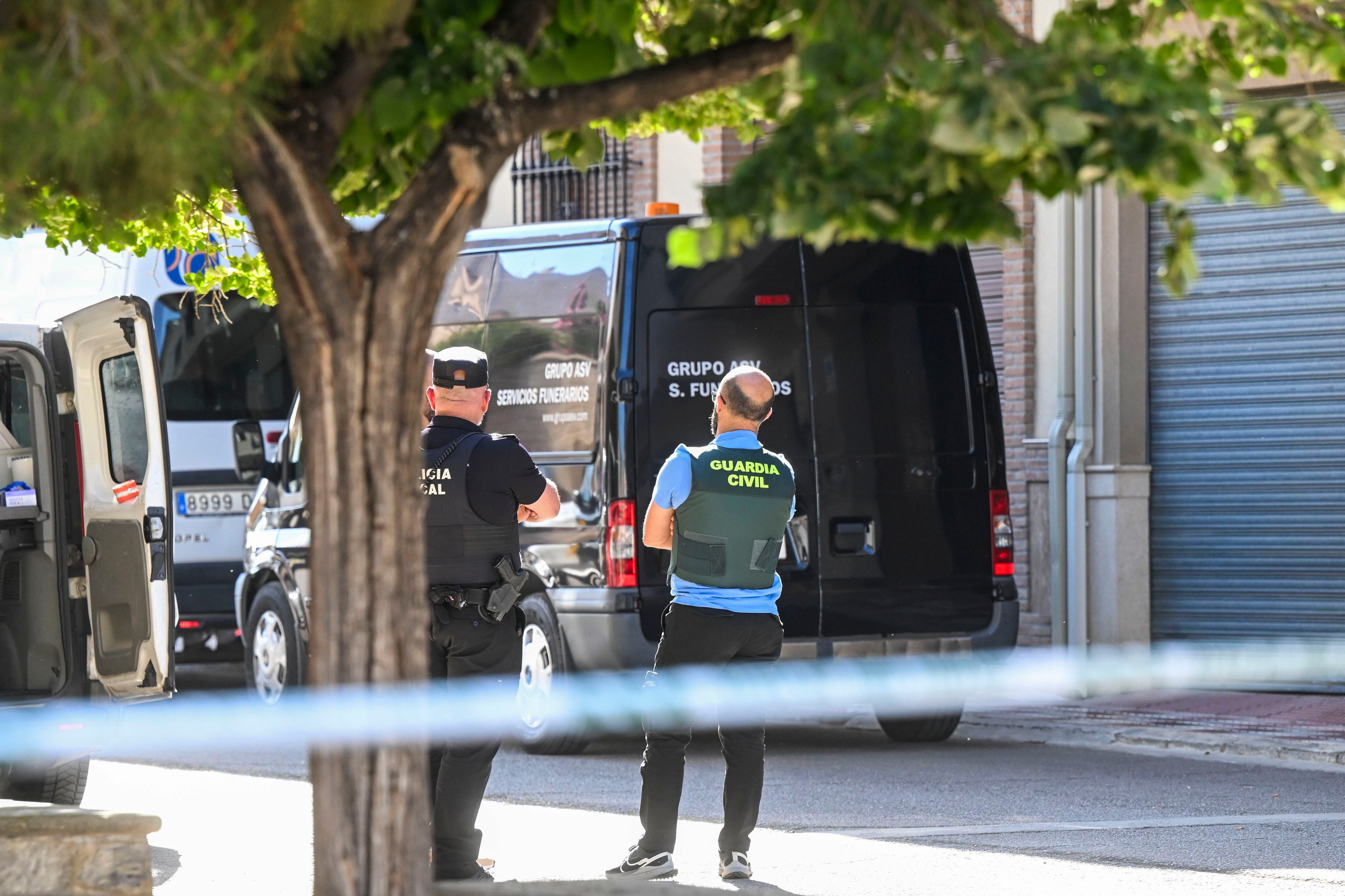 Miembros de los servicios funerarios en el acceso a la vivienda después de que el hombre de 72 años, que permanecía atrincherado con un arma de fuego desde la noche de este domingo en una vivienda de Huétor Tájar (Granada) junto a sus dos nietos, de 10 y 12 años, matara a ambos y se ha suicidado, según han informado a EFE fuentes de la Guardia Civil, que investiga las circunstancias de lo ocurrido