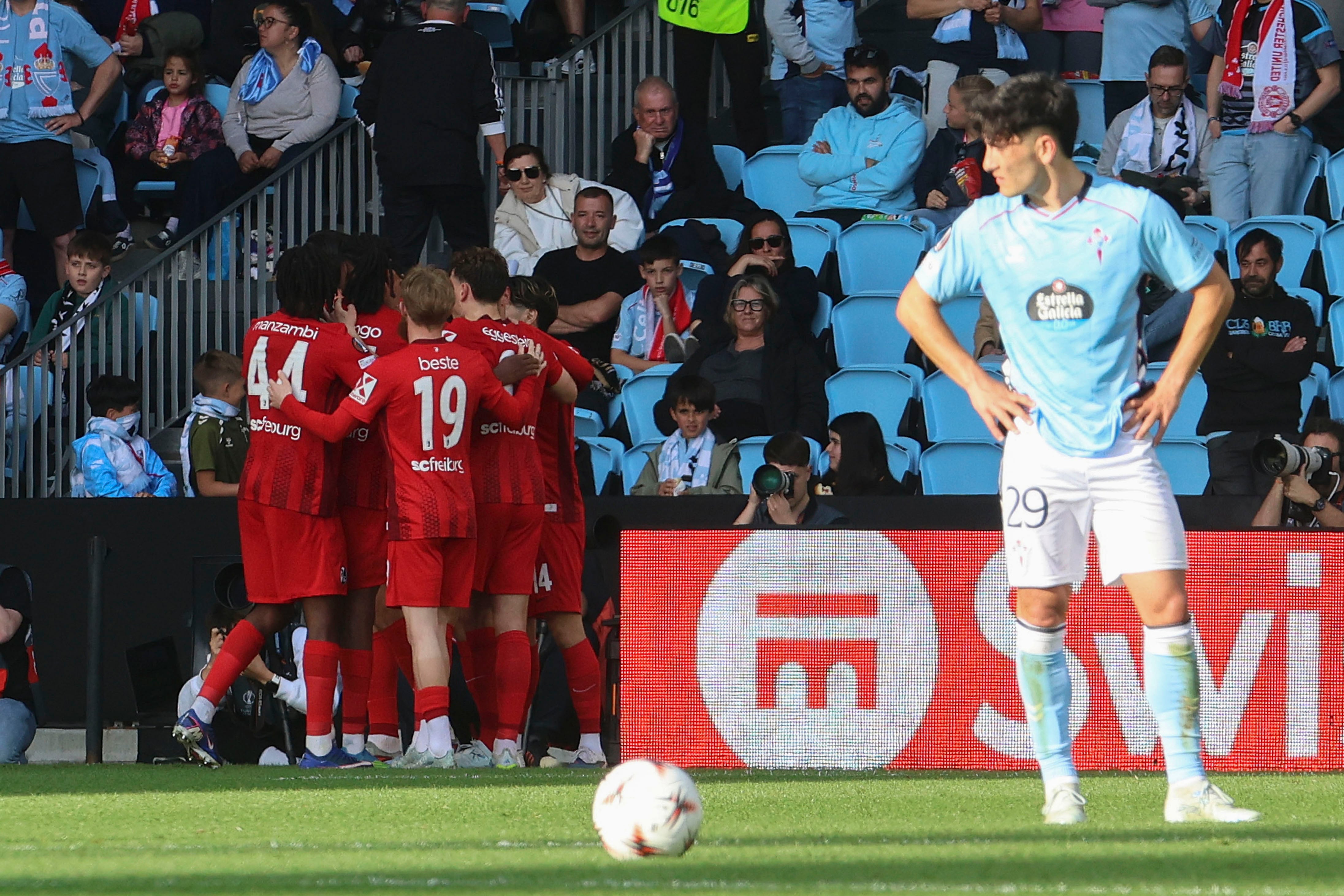 VIGO (PONTEVEDRA), 16/04/2026.- Los jugadores del Friburgo celebran su primer gol durante el partido de vuelta de cuartos de final de la Liga Europa de fútbol entre el Celta y el Friburgo, este jueves en el estadio de Balaídos. EFE/ Salvador Sas