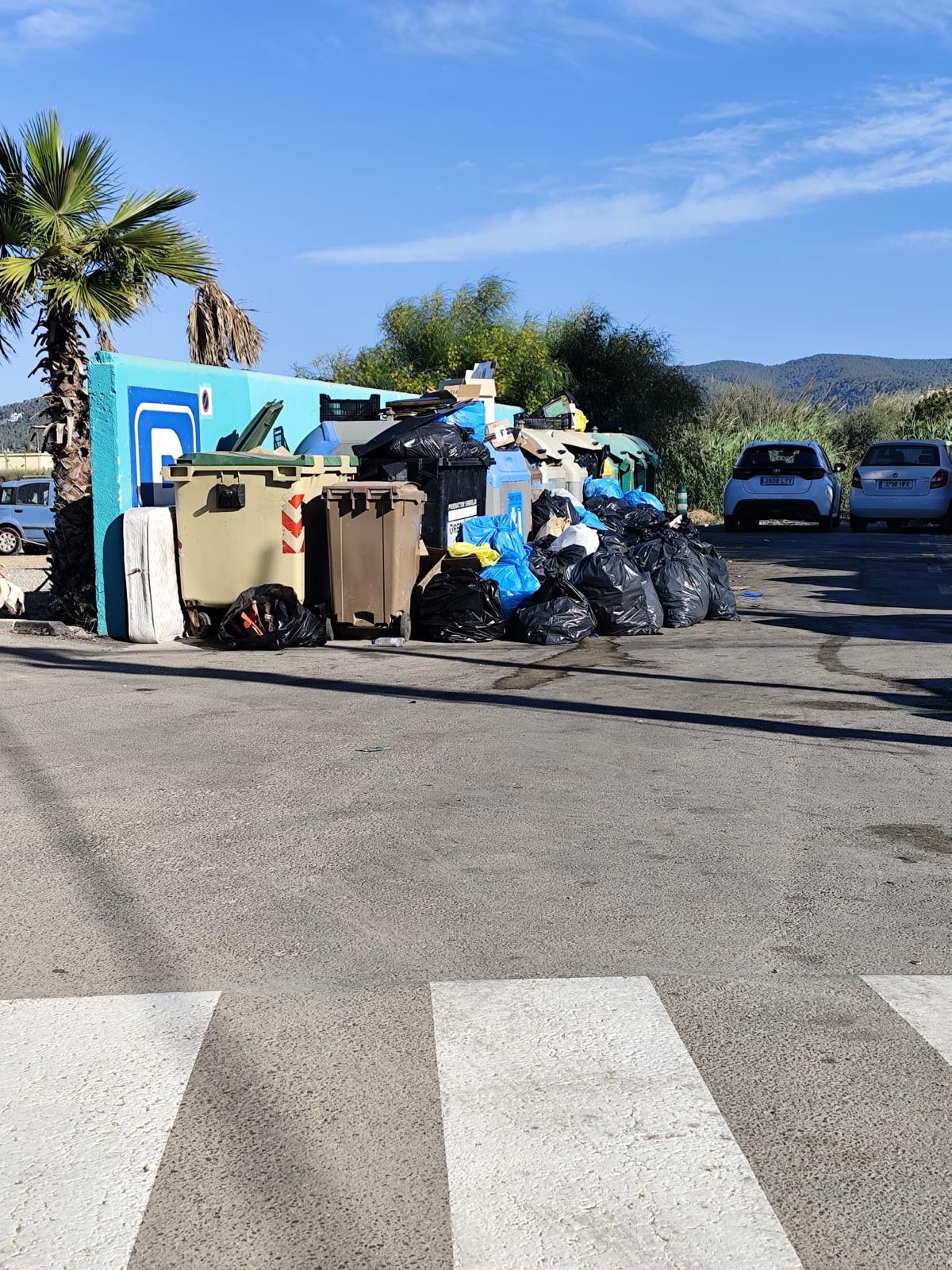 La basura se acumula tras la primera noche de huelga de recogida.