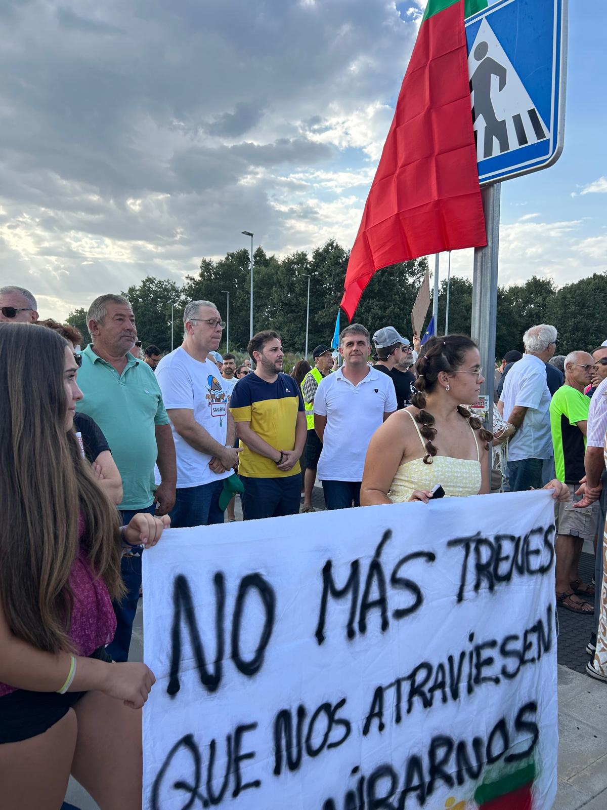 Manifestantes y representantes de la Diputación en la protesta.