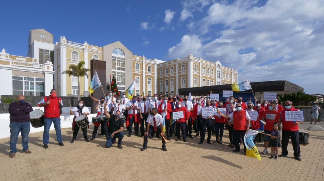 Trabajadores del grupo de empresas de Lanzarote BUS concentrados frente al Cabildo de Lanzarote.