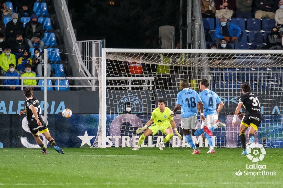 Francho rematando el primer gol en una imagen facilitada por la Liga SmartBank