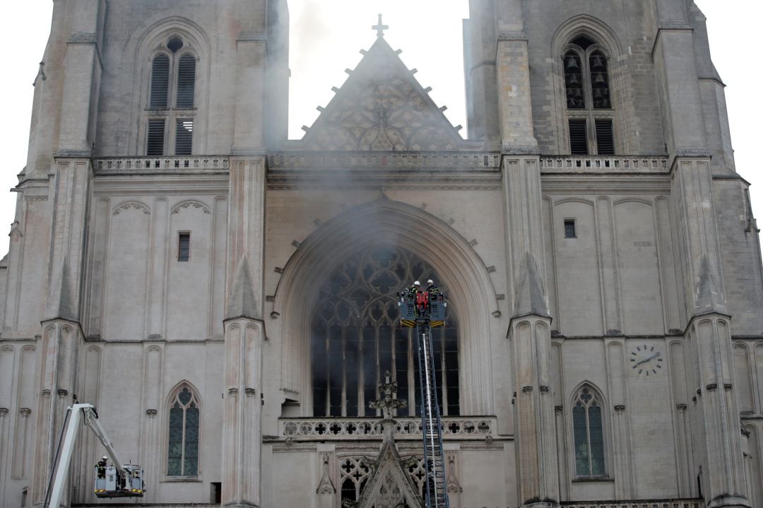 El humo sale por la zona del rosetón de la fachada de la Catedral de Nantes