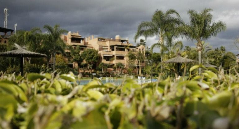 Vista de la urbanización Alhambra del Golf 3 en Guadalmina Baja en Estepona (Málaga), donde se encuentra el ático del presidente de la Comunidad de Madrid, Ignacio González.