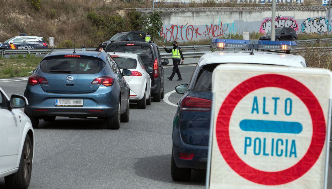 Varios agentes de la Policía Nacional, en un control de tráfico en Miranda de Ebro (Burgos), localidad en la que se aplican medidas restrictivas y de confinamiento.