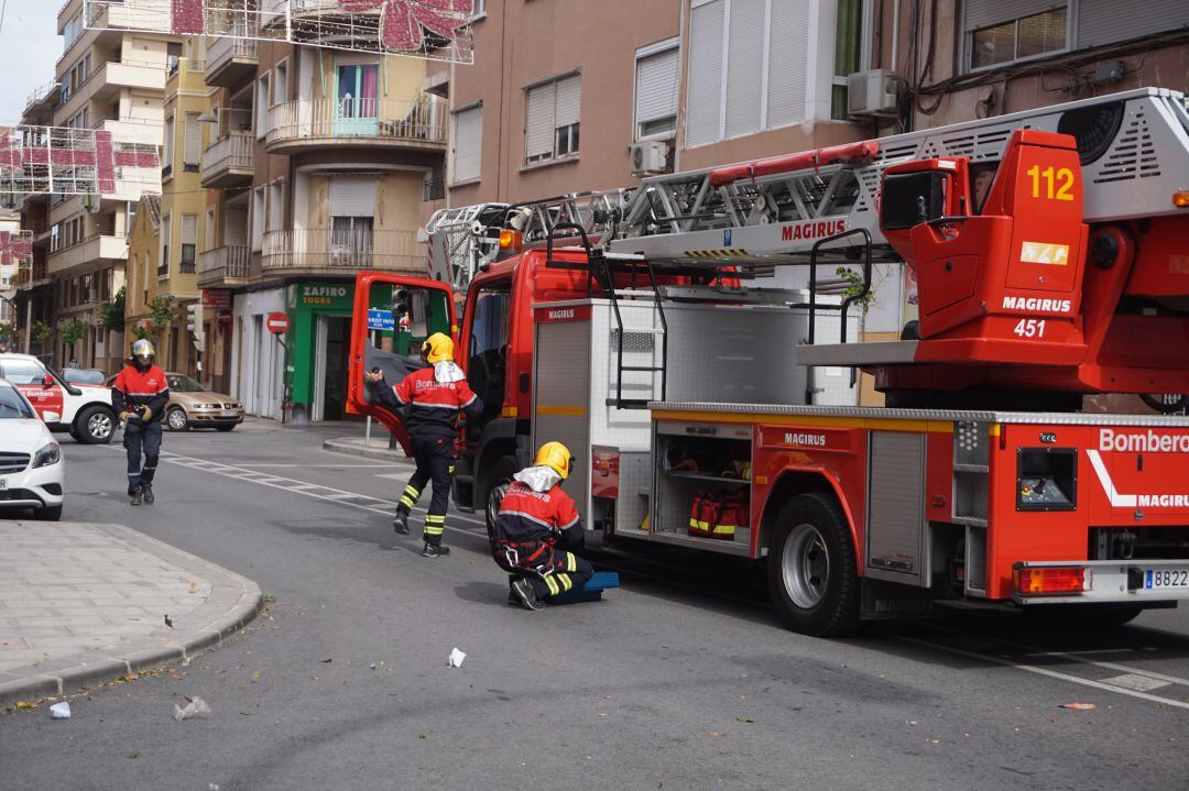 Bomberos en una de las actuaciones por el fuerte viento en la Avenida Chapí de Elda 