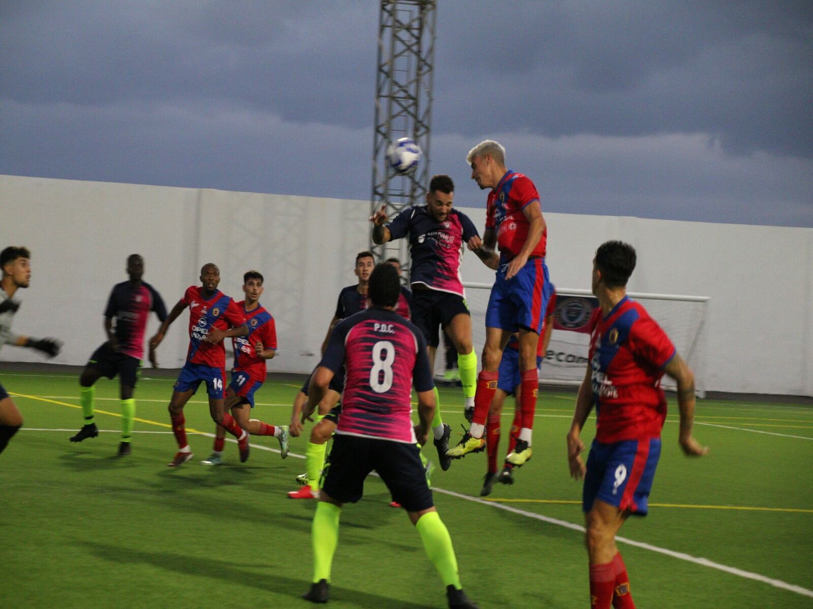 Disputa de balón entre la UD Lanzarote y el CF PDC 2016.