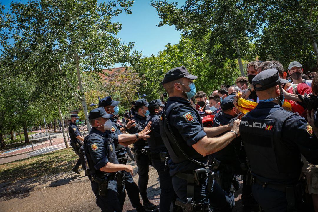 Policía Nacional actúa contra las personas participantes en la protesta contra el Rey 