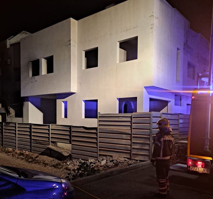 Un bombero en una de las viviendas afectadas por el fuego.