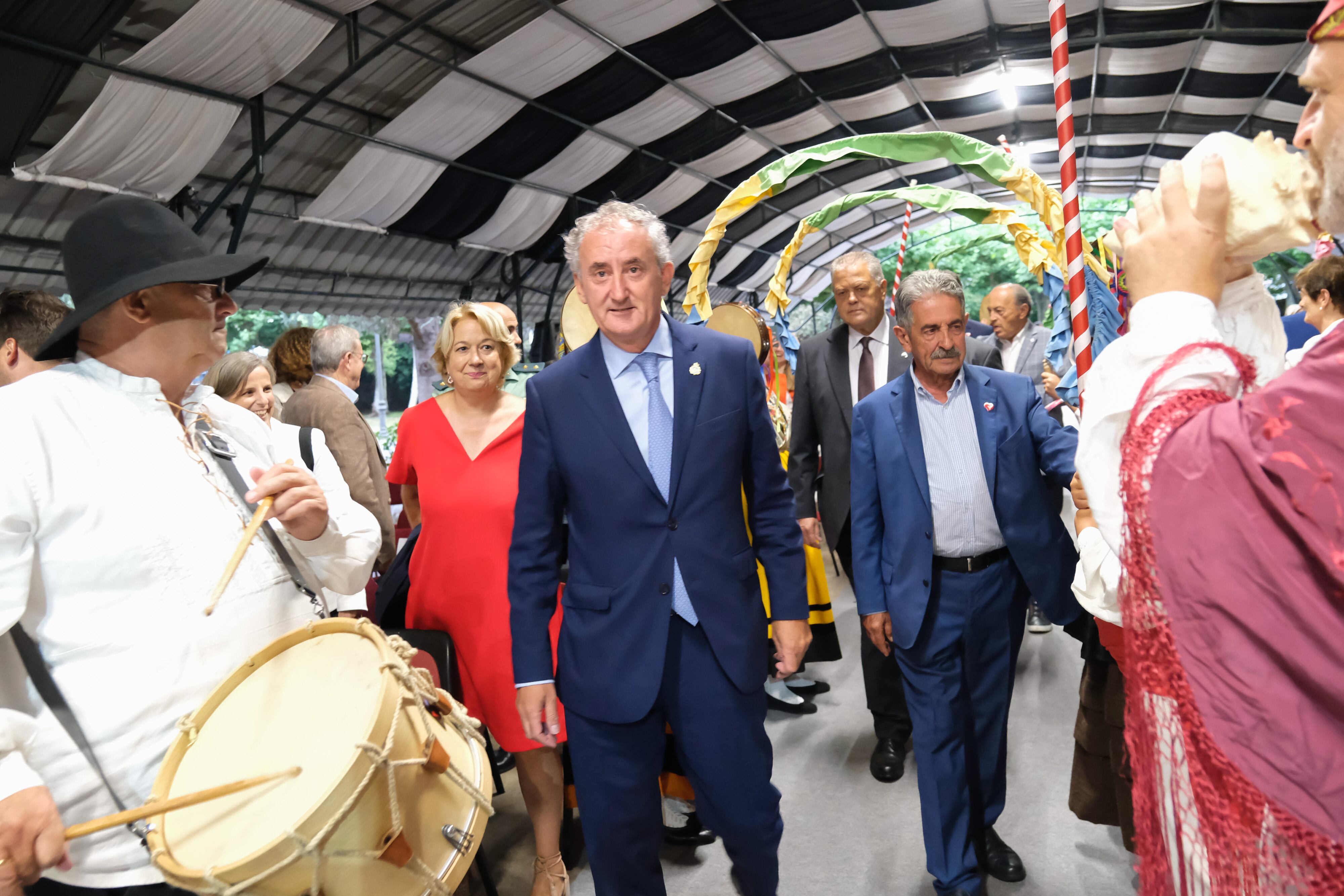 Tomás Cobo, pregonero del Día de Cantabira 2022 junto al  presidente de Cantabria, Miguel Ángel Revilla.