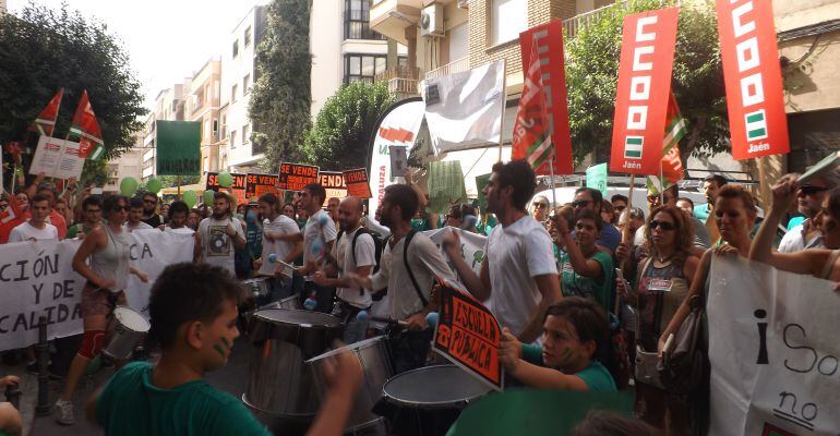 Los manifestantes se han concentrado ante las puertas de la Delegación de Educación