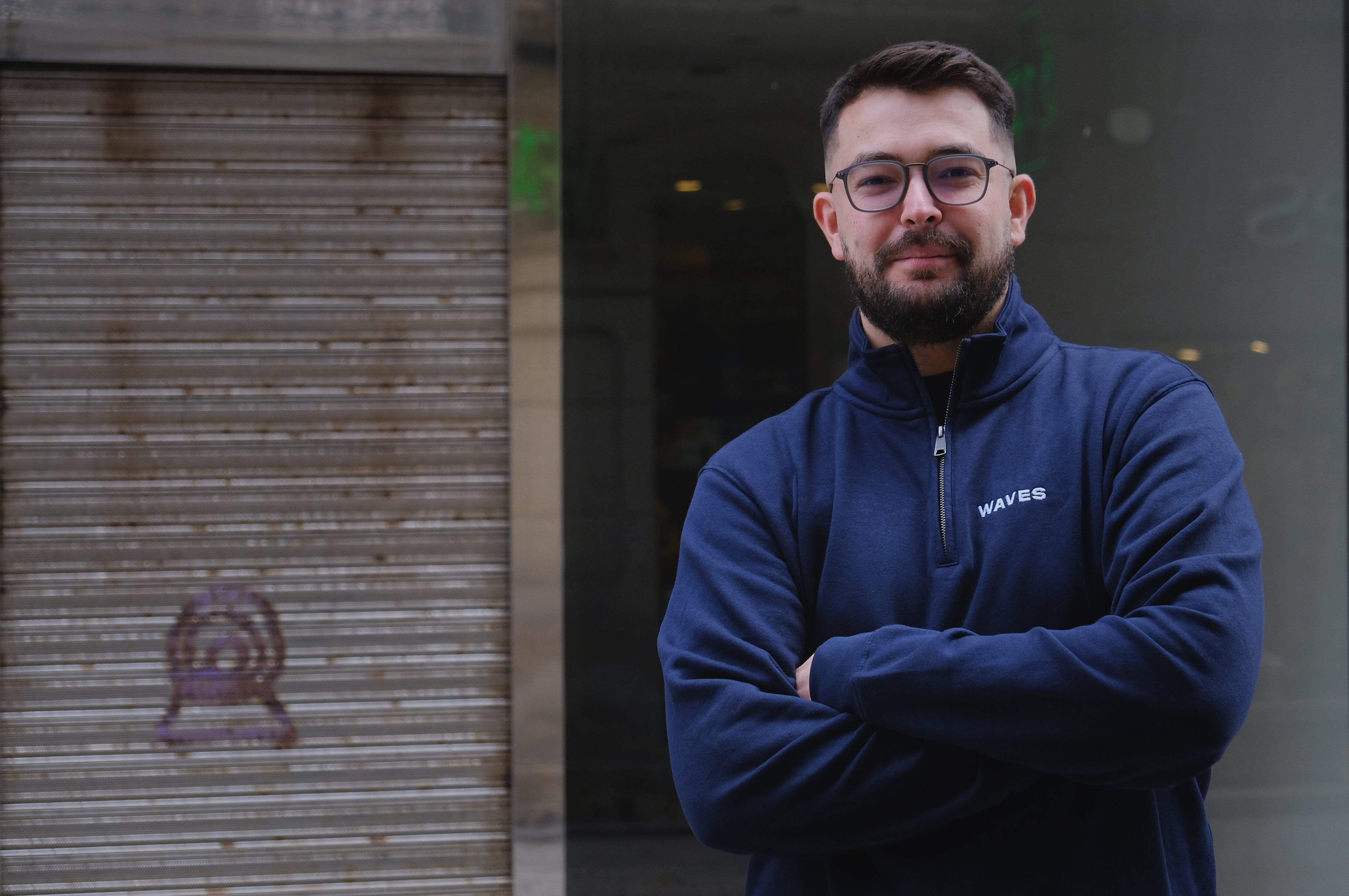 26.10.2022 FERROL MODA. Crónica. Tras gestarse en la habitación de la casa de sus padres, la marca ferrolana de moda Waves afronta la apertura de su primera tienda física, con la que encara la campaña de Navidad. En la imagen, Raúl Lomba, el creador de la marca Waves, ante su futuro local en Ferrol. Foto: Kiko Delgado / EFE.