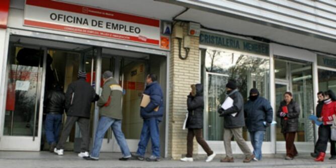 Imagen de archivo de una cola de personas frente a una oficina de Empleo