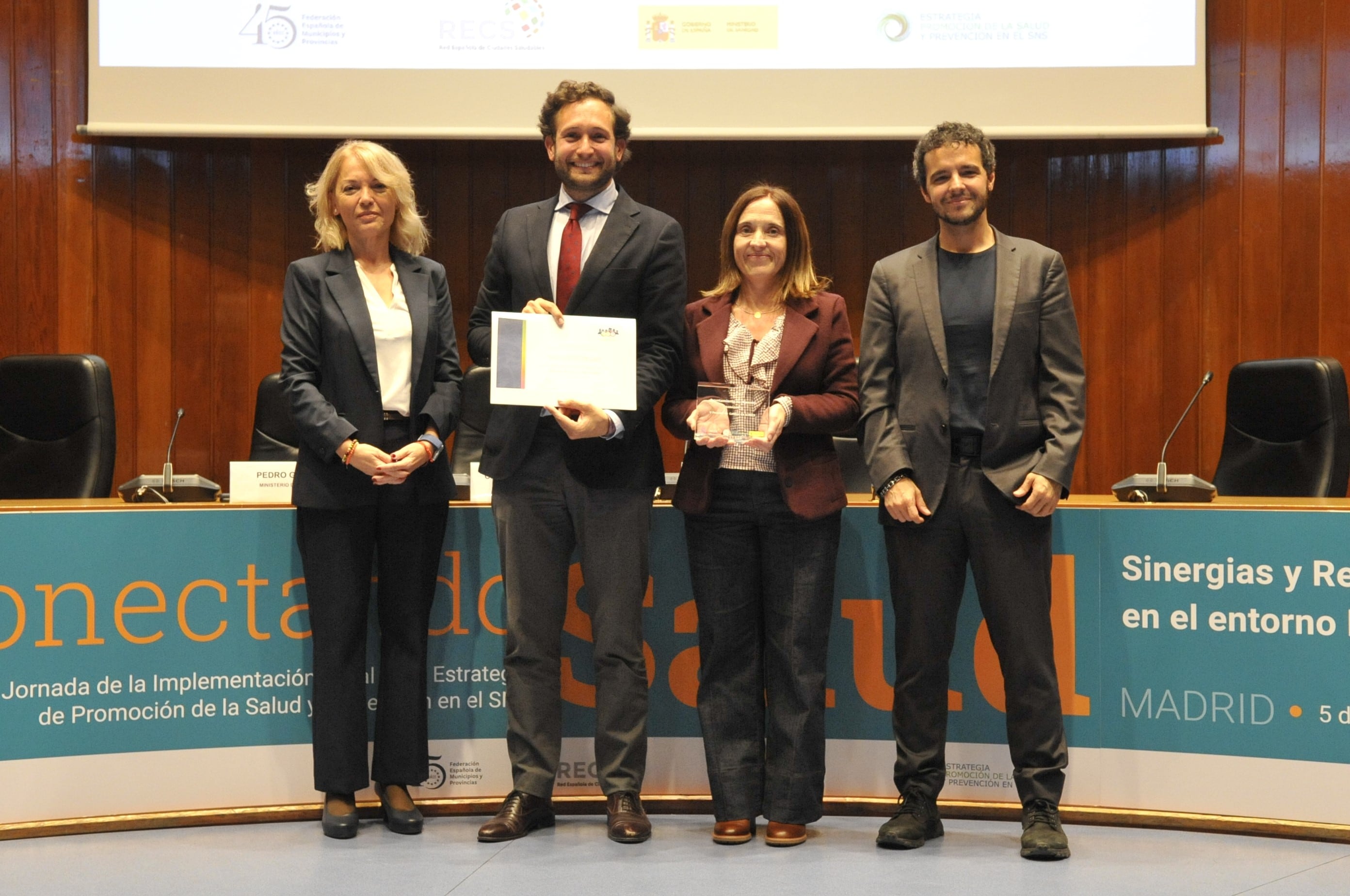 El alcalde Isaac Claver y la arquitecta municipal Ana Campo han recogido el premio en la sede del Ministerio de Sanidad en Madrid. Foto: Ayto de Monzón