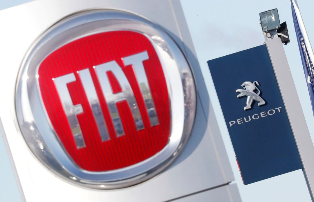 Los logos de Fiat y Peugeot, frente a unos concesionarios de Saint-Nazaire (Francia).