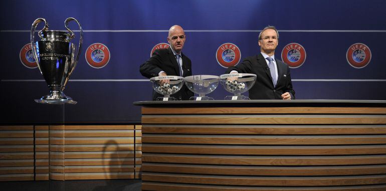 El secretario general de la UEFA Gianni Infantino y el director de Competición Giorgio Marchetti, durante un sorteo de la Champions League.