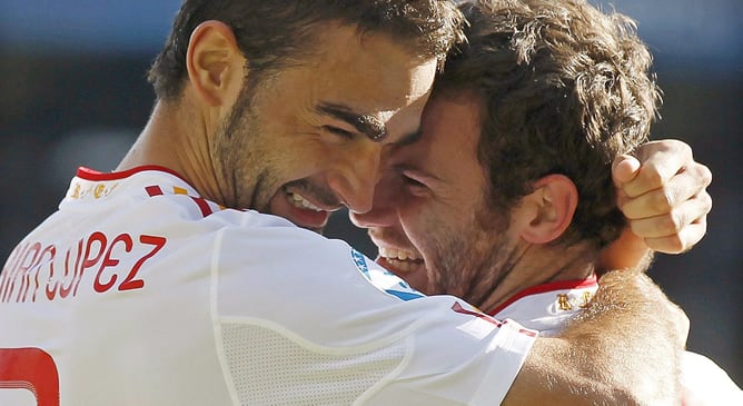 El jugador español Adrián (izda) celebra con su compañero Juan Mata el primer gol conseguido ante República Checa, durante el partido del grupo B del Europeo sub&#039;21 disputado en Viborg, Dinamarca, el 15 de junio de 2011