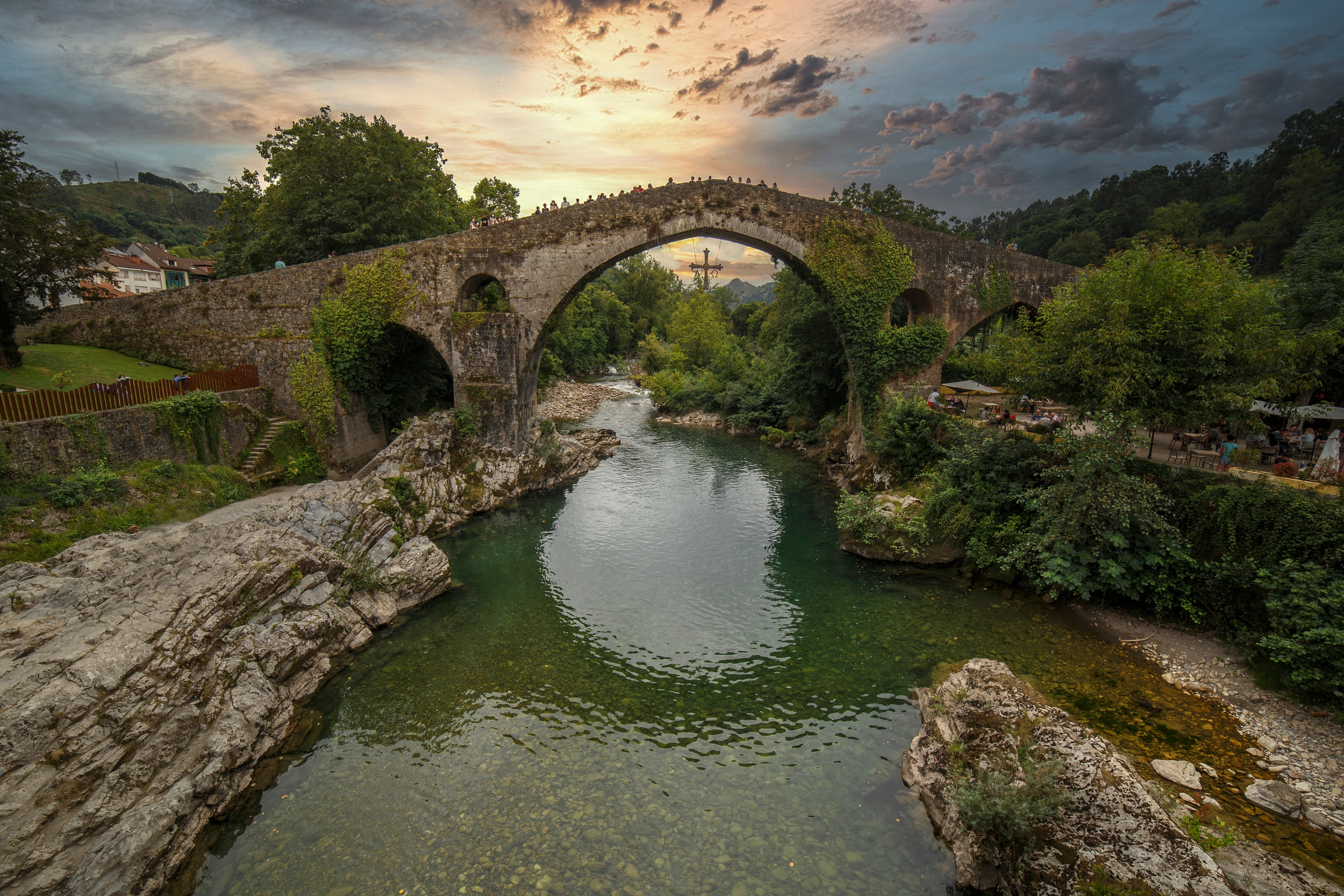 vista panorámica de Cangas de Onís al atardecer